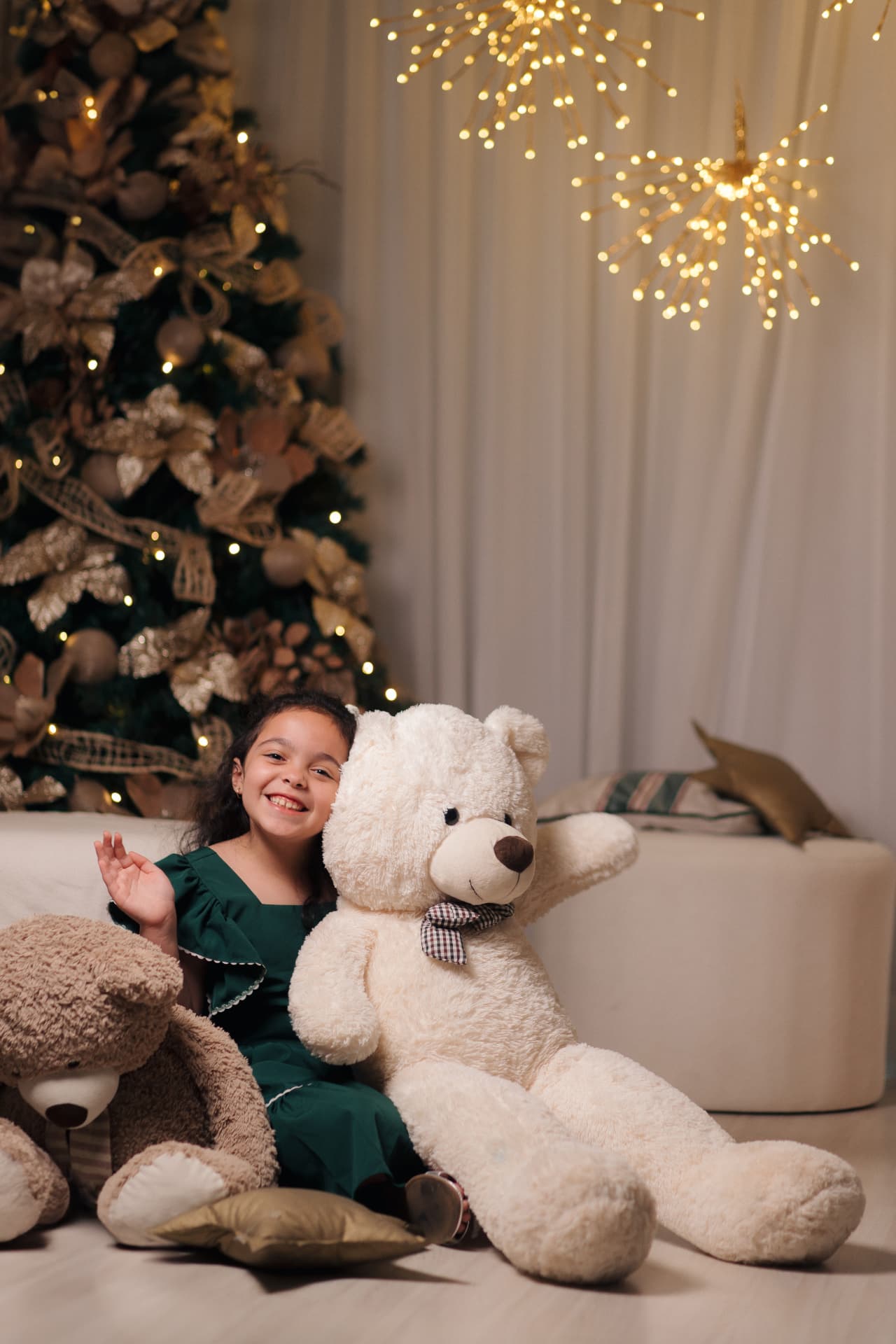 Menina abraçada a um grande urso de pelúcia
