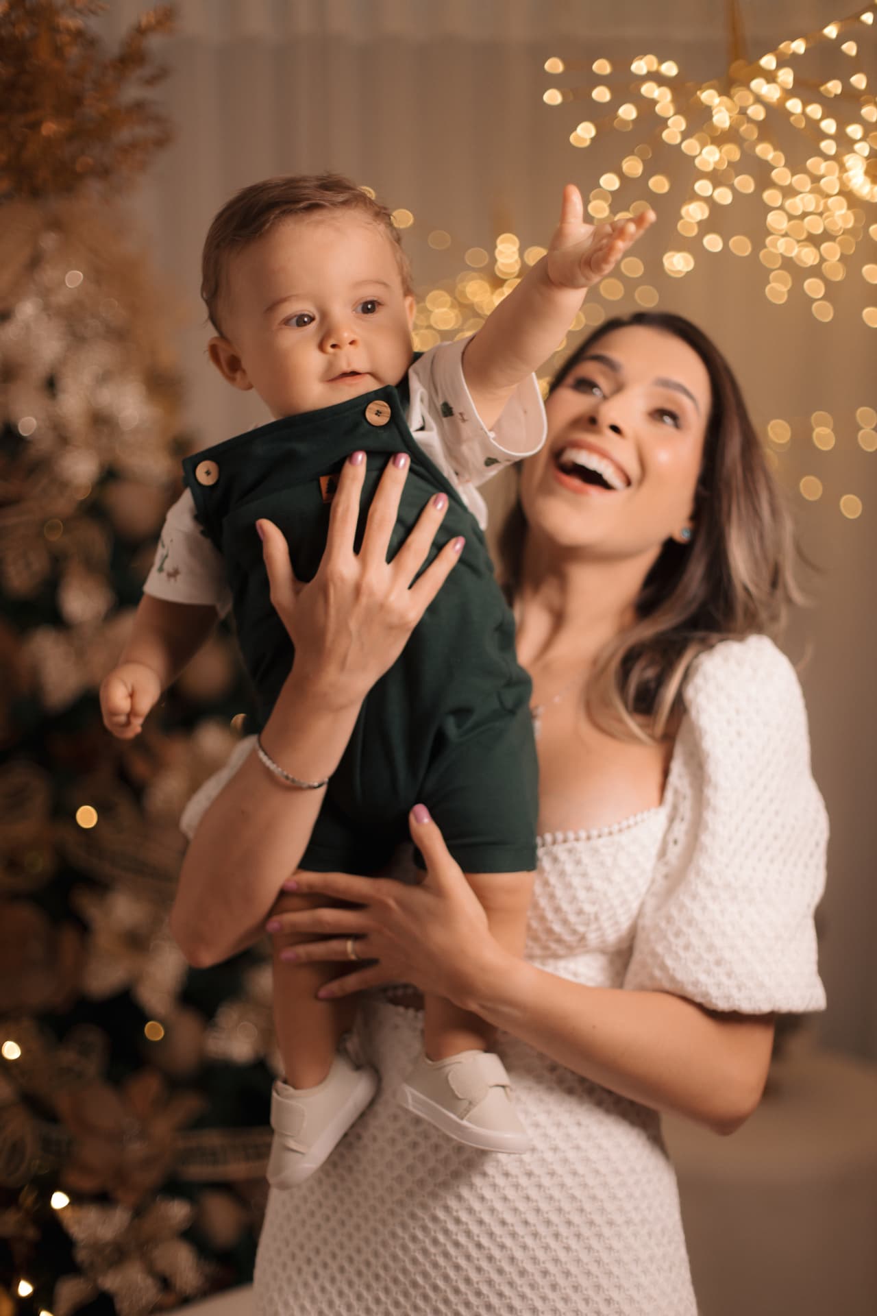 Mãe sorrindo com o bebê no colo